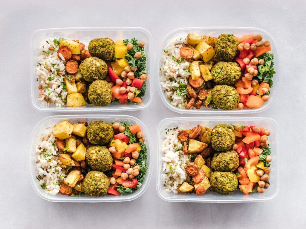 Meal prep para família guardado em potes na geladeira