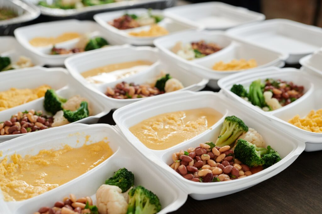 Potes de meal prep organizados com refeições saudáveis pra semana
