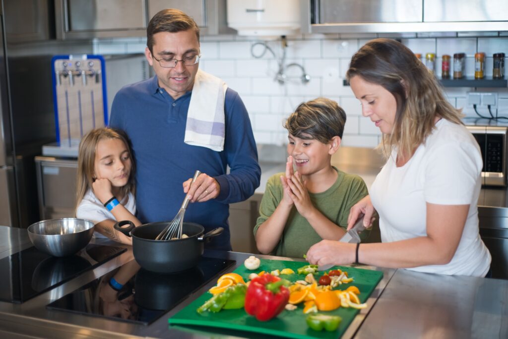 Família preparando uma refeição saudável junta na cozinha