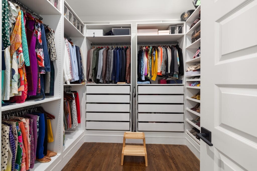 Como Organizar o Guarda-Roupa da Família Sem Complicação